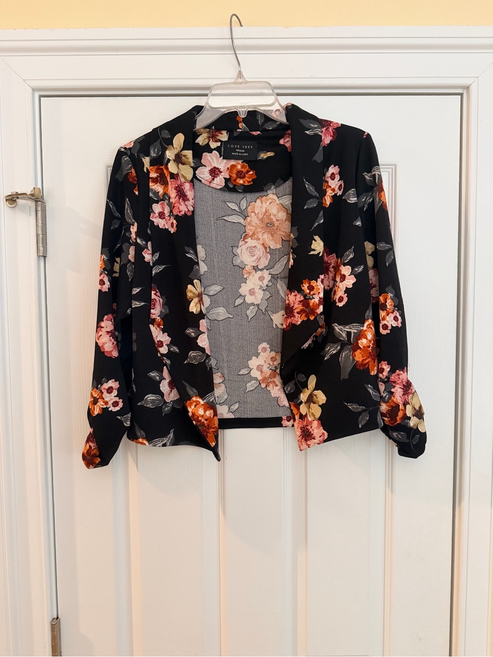Ladies Size Medium "Love Tree" Black Floral Open-Front Cropped Blazer GUC